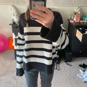 Svart och vit randig tröja från Gina Tricot - Säljer en snygg svart och vit randig tröja från Gina Tricot. Tröjan har långa ärmar och en bekväm passform med ribbade muddar vid ärmslut och nederkant. Jättesnygg till ett par jeans. Andvänd några gånger men i fint skick! Pris går att diskutera!💕