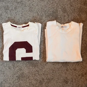 Två vita t-shirts, en med tryck - Säljer två vita t-shirts. Den ena har ett stort mörkrött 'G' tryck på framsidan, medan den andra är helt vit. Perfekta för en avslappnad stil. 71 kr styck eller 100 för båda!