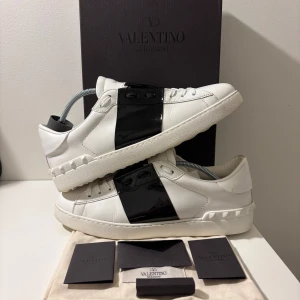 Valentino Opens  - KVITTO FINNS! Säljer nu mina sjukt snygga Valentino Opens som självklart är äkta, vilket kan bevisas på alla möjliga sätt.🤩 Skick: 8/10, sparsamt använda. Nypris: 5059kr Allt og medföljer, pris kan diskuteras! Vid frågor eller funderingar, skriv! Tar emot byten och postar inom 24h!😁