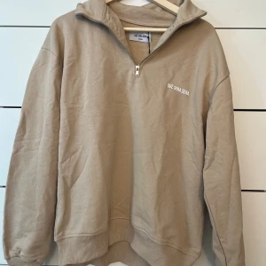 Qué sera sera half-zip tröja - Säljer en beige tröja med half-zip stl M , från märket ”Qué sera sera” Helt oanvänd- säljes då den inte kom till användning. Nypris ligger på 800:- 