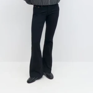 Svarta bootcut byxor - Snygga svarta bootcut byxor med låg midja från gina tricot. Storlek 36, något korta på mig som är ca 173. Lite urtvättade så inte kålsvarta längre, annars inga defekter alls💗💗