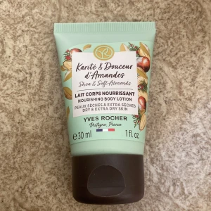 Yves Rocher Karité & Douceur d'Amandes Set - Set med Yves Rocher Karité & Douceur d'Amandes. Innehåller en närande body lotion och en ultra-rich shower gel, båda för torr och extra torr hud. Doft av shea och mjuka mandlar. Perfekt för att återfukta och vårda huden. Aldrig använd!☺️Båda för 30kr!