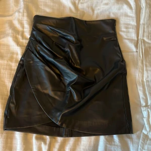 Svart skinnkjol - Använd fåtal gånger men som nyskick, från Zara💗