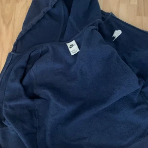 Mörkblå hoodie från Nike - Säljer en mörkblå hoodie från Nike. Ny pris är 500kr