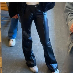 Svarta skinnbyxor  - Snygga svarta bootcut skinnbyxor! Storlek S