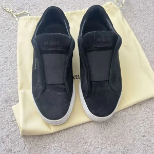 Svarta sneakers från Axel Arigato - säljer dessa feta axel arigato i storlek 37 | de är använda ett få tal gånger pga av för stor storlek | de är väldigt bra skick lite dammiga men går självklart att få bort | original pris: 2500 | OBS: Dustbag ingår | Intressekoll | PRIS GÅR ÄVEN ATT DISKUTERA VID SNABB ÄFFAR !!! |  säljer åt en vän🙏