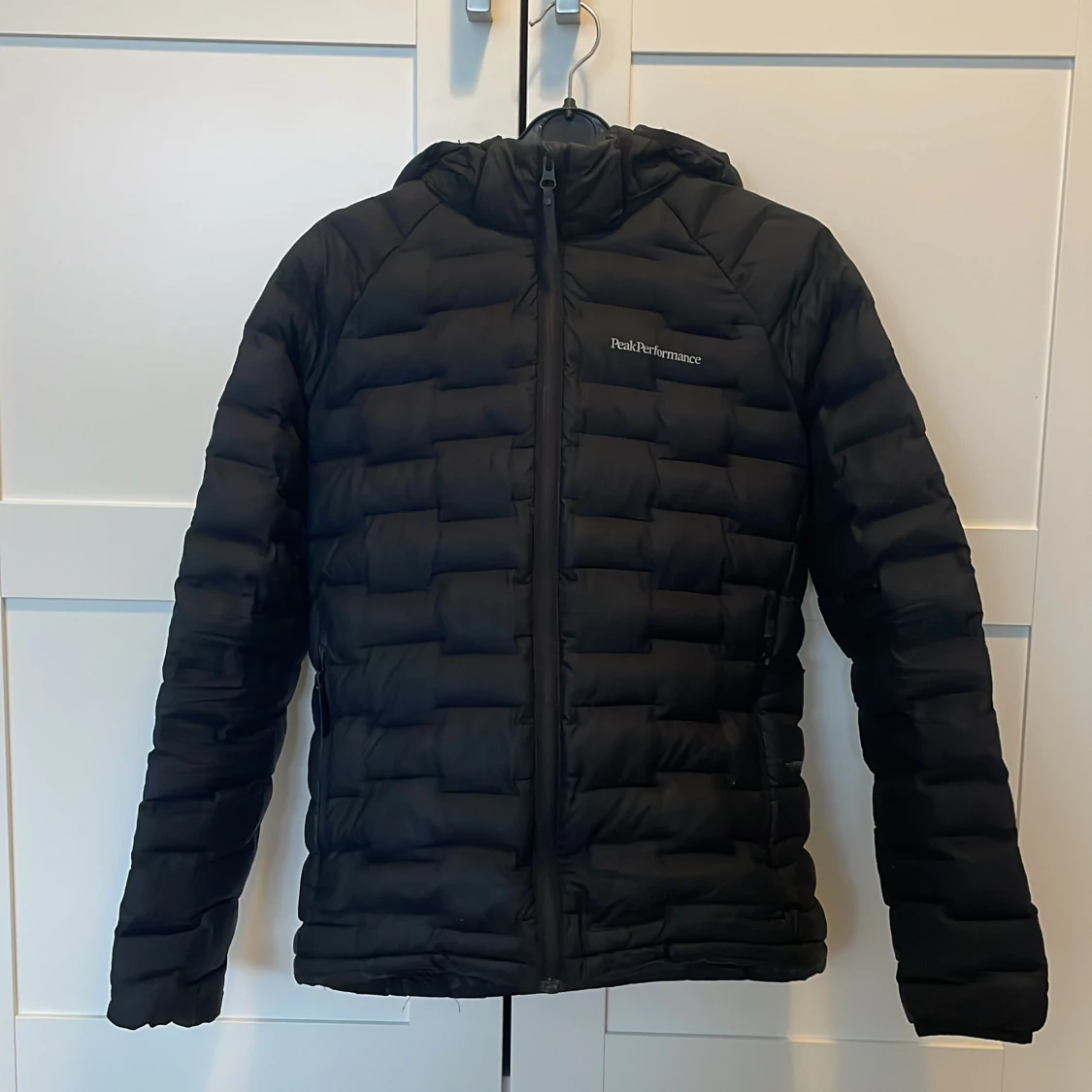 Svart dunjacka från Peak Performance