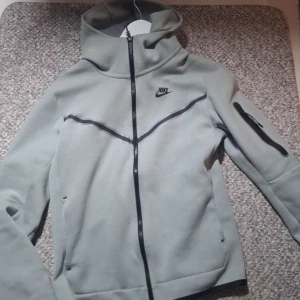 Nike tech - Nike tech fleece till bra pris. Den är storlek S men passar också som M. Grå-ish färg