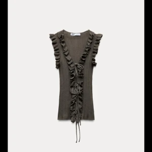 Topp från Zara - Super fin topp från Zara i nytt skick med lapp. 💗