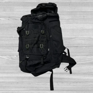 Svart ryggsäck med många fack - Säljer en praktisk svart ryggsäck med flera fack och justerbara remmar. Perfekt för äventyr och utflykter. Ryggsäcken har robusta spännen och dragkedjor för säker förvaring.