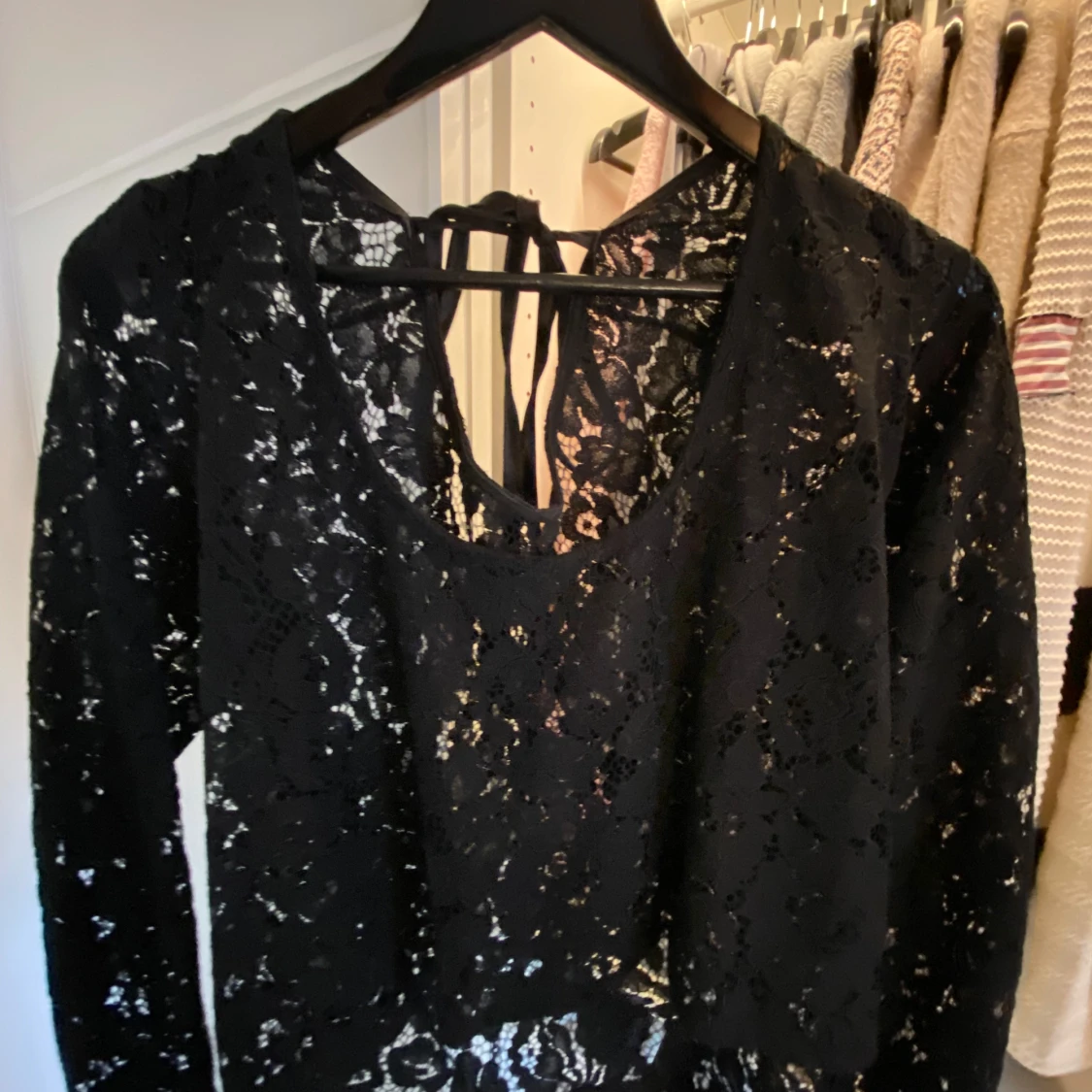 Svart spets med öppen rygg ❤️ - 1