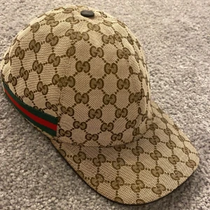 Gucci Keps - Snygg keps från Gucci. Bra skick, bytte denna med en vän. Den är äkta men har ingen lapp inuti. Har inget kvitto tyvärr men box kan nog lösas.