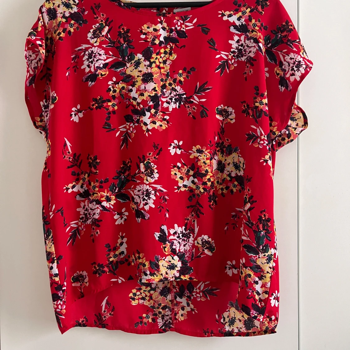 Röd blommig blus