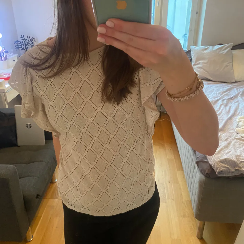 Beige blus från Lindex i storlek s. Jag har endast använt den 1 gång . Puserot.