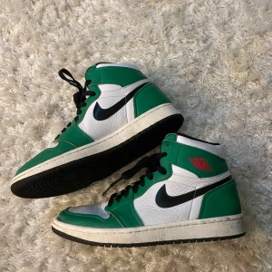 Nike Jordans - Nike Jordans i Lucky Green. Sparsamt använda, ingår oanvända röda och gröna snören🌸