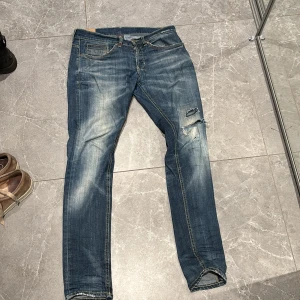 Blå jeans med slitningar - Det är ett par snygga dondups med slitningar, jeans passar 170 till 175. Det är bra kvalité inte använda så mycket.