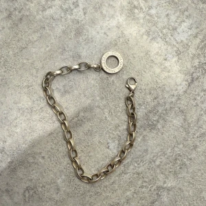 Thomas sabo armband - Armband från Thomas Sabo. Det har oxiderat pga inte använt på länge. Med en enkel tvätt med bikarbonat får det säkert en jättefin silverfärg.