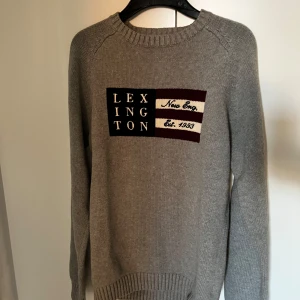Grå stickad tröja från Lexington - Säljer en stilren grå stickad tröja från Lexington. Använd 1-2 gånger. Toppen skick