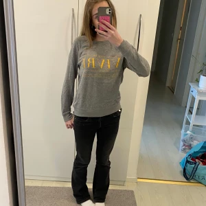 Grå tröja - Snygg grå tröja med guld text 🥰passar till s/xs