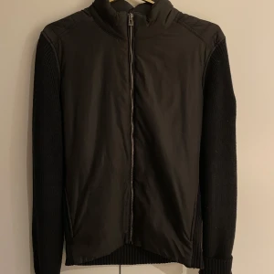 Belstaff Cardigan - Belstaff cardigan i mycket bra skick | storlek M | Fri frakt hör dig i dm om du håller med mig.Tack för ordet. Utförsäljning‼️tidigare prissättning: 1199kr
