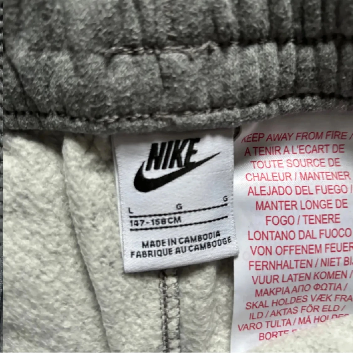 Grå hoodie och byxor från Nike - 1