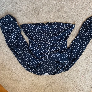 blus från MQ - Bilden är upp o ner går inte o byta. Men super super fin blus som dessutom är figursydd på ett superfint sätt 