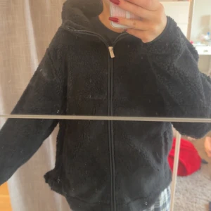 Svart teddyjacka med dragkedja - Superfin teddy jacka. Knappt använd