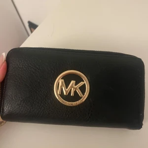 michael kors väska - Vet ej om den är äkta eftersom jag fått den, men den ser äkta ut. Extremt fin, rymlig och passar bra i vardagen men oxå uppklätt!
