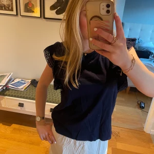 Mörkblå topp från Piazza Italia - Säljer en mörkblå topp från Piazza Italia i storlek S. Toppen har korta ärmar med superfina  spetsdetaljer🩷Aldrig använd!