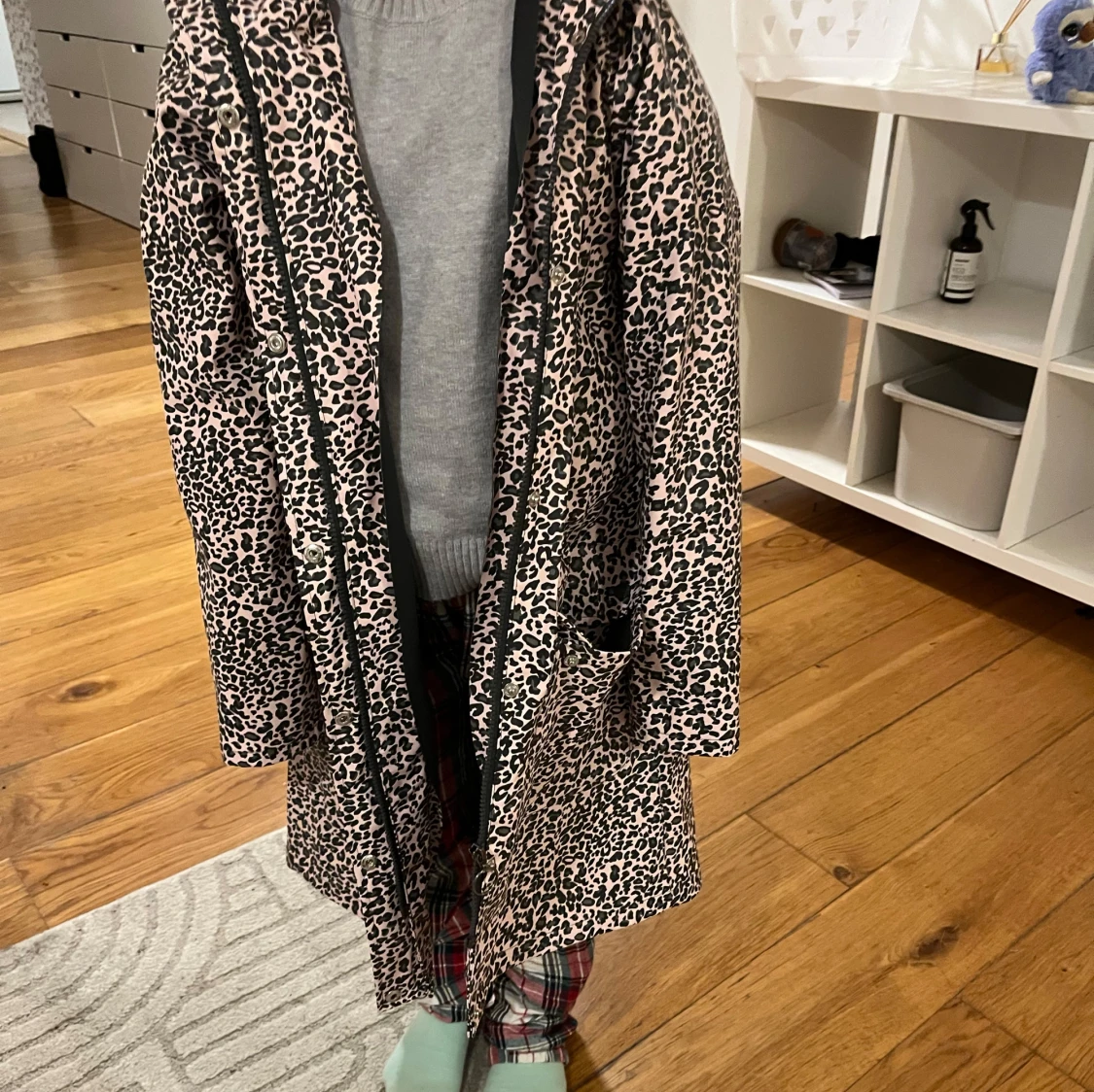 Leopardmönstrad regnjacka med luva - 1