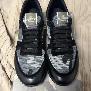 Valentino Garavani Rockrunner sneakers -  Säljer ett par rockrunners för 2500, box & dustbag tillkommer ej kvitto!! 