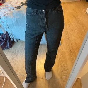 Svarta jeans från NA-KD - Snygga svarta jeans från NA-KD i en klassisk straight fit. Perfekta för en avslappnad stil med en högmidjad design. 🖤