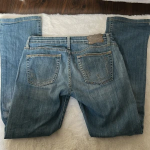 Blå jeans från Replay - Snygga blå jeans från Replay med broderade detaljer på bakfickan. Lågmidjade i storlek 34.