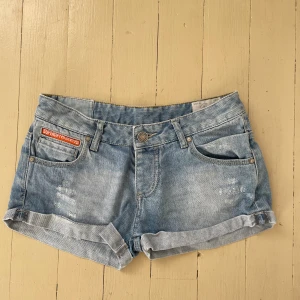 Jeansshorts från Superdry - Jeansshorts från Superdry. Köpta secondhand. W28