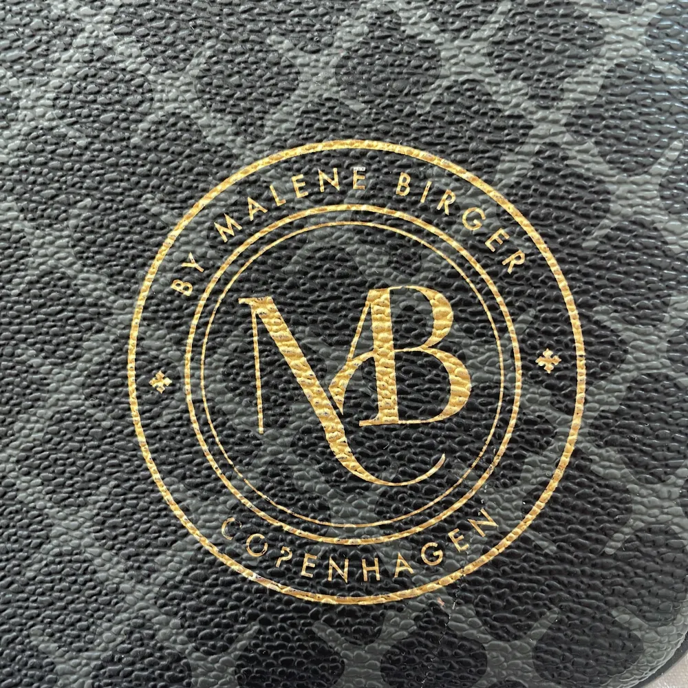 Säljer ett så snyggt datorfodral från By Malene Birger. Laptop fodralet är i topp skick och ser helt ny ut. Säljer den då den inte kommer till användning längre. Jag har för mig att den passar datorer upp till 17-tum, men själv använder jag den för min som är 13-tum. . Laukut & Käsilaukut.