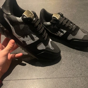 Valentino rockrunner - Tvär feta valentino rockrunner som är den trendigaste skon på marknaden just nu! Skorna är i väldigt bra skick nästan ny skick(testade en gång). Boxen är lite sliten, lite av designen har gått bort annars jättebra skick. Skorna är i storlek 39! Säljer för 2499! Vid minsta lilla fundering hör av dig till mig så löser vi det🥂Priset är inte hugget i sten💯.
