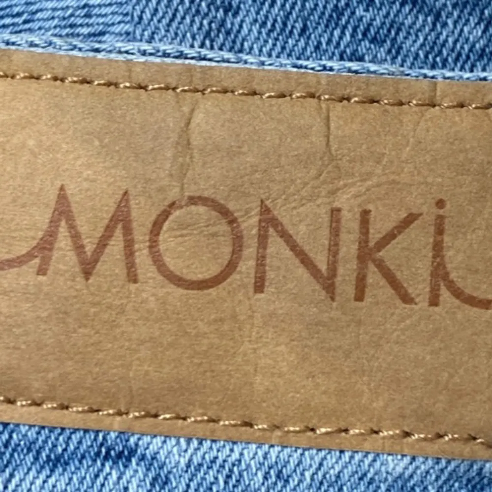 Snygga blå jeans från Monki med hög midja och vida croppade ben. Stretchiga. Perfekta för en casual look.. Farkut & Housut.