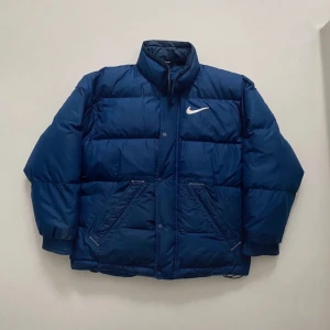 Vintage Nike jacka - Retro 90s Nike puffer jacket, jackan är fortfarande väldigt tjock och fjädrarna är fortfarande puffiga och bra, den är i väldigt bra skick utan fläckar eller likade endast några små repor på armen som ni ser på sista bilden, men inget som syns när den är på Skriv vid minsta fråga eller funering💯👍