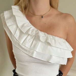 Vit oneshoulder body från Zara - Säljer en stilren vita bodyn  från Zara med volangdetaljer. 💘🫶🏻
