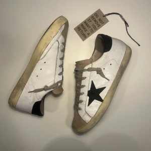 Golden goose superstar - Mycket fint skick! 7/10. Sulan är inte sliten alls mycket! | ingår: kortet som ligger med i bilderna. | storlek 40 | Hör av dig vid frågor! Skorna är äkta!✅