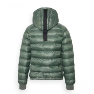 Grön peak dunjacka - Snygg grön dunjacka med huva och svarta detaljer. Jackan har en pufferdesign med långa ärmar och ribbade muddar. Perfekt för kyliga dagar. Skriv privat för bilder, köpt för 2,500 (pris går att diskutera) ett jättelitet hål på luvan men man ser inte det