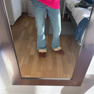 Blå bootcut jeans - Snygga blå bootcut jeans med en klassisk look. Perfekta för en avslappnad stil. De har en normal passform. Pris kan diskuteras 