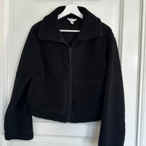 Svart teddyjacka från H&M - Mysig svart teddyjacka från H&M med dragkedja framtill. Köpte för 300, den är i jätte bra skick knappt använd 🖤
