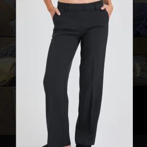 Svarta kostymbyxor från BikBok - Snygga svarta kostymbyxor från BikBok i storlek 38. De har en klassisk design med raka ben och midwaist passform. Använd väldigt lite då de är lite stora på mig. Nypris 500🩷 Priser går att diskuteras 
