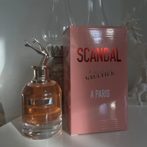 Scandal A Paris av Jean Paul Gaultier 80ml - Säljer helt ny (oöppnad) elegant parfymflaska från Jean Paul Gaultier, Scandal A Paris. Flaskan har en unik design med ett lock format som ben i luften. Marknadspris runt 1500 mitt pris 500kr.