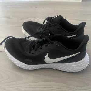 Svarta Nike Revolution sneakers - Snygga svarta Nike Revolution träningsskor. Använda väldigt få gånger och myvket bra skick! Nypris ca 800kr