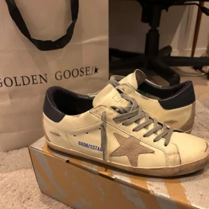 Golden Goose skor - Säljer ett par väldigt fetta Golden Goose skor | skorna är 8/10 skulle jag säga | Box, dustbag och påse följer med | storlek 42 passar även 43 | om du har frågor svarar jag gärna| pris går att diskutera | 🙌🙌