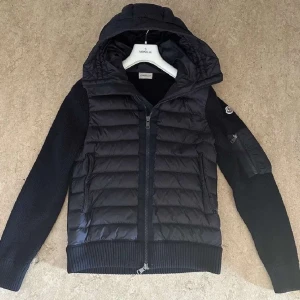 Moncler cardigan  - Säljer en fint moncler cardigan med storlek M! Passar som! Det är i nytt skick ingen skada eller något! Har haft den 3-4 månader bara men för de mesta har det varit hemma! Priset går diskutera lite! 