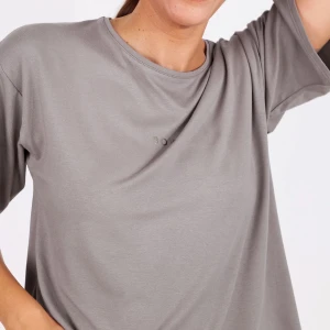 Grå t-shirt från BOW19 - Säljer en stilren t-shirt från BOW19. Den har en avslappnad passform och är tillverkad i mjukt material. Perfekt till vardags eller till träning. Aldrig använd, original pris : 499kr säljer för 300kr men priset kan sänkas!