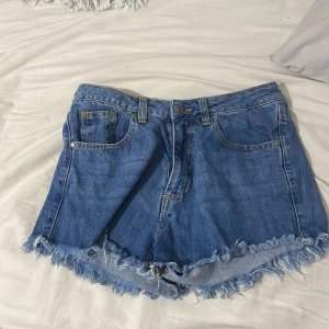 Blå jeansshorts - Snygga blå jeans shorts. Shortsen är använda några gånger men är som nya❤️